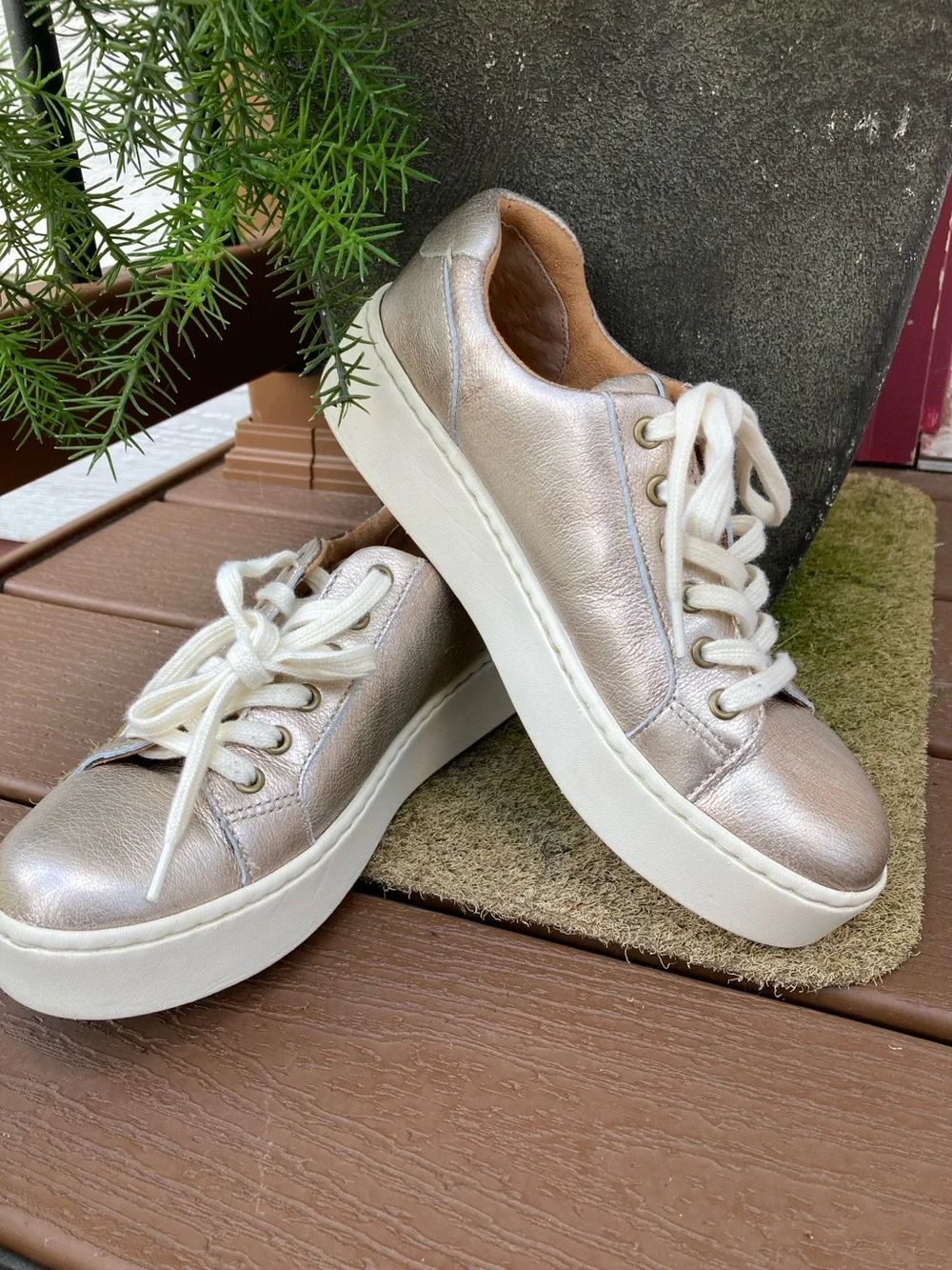 Born Size 7M Mira gold leather platform sneakers